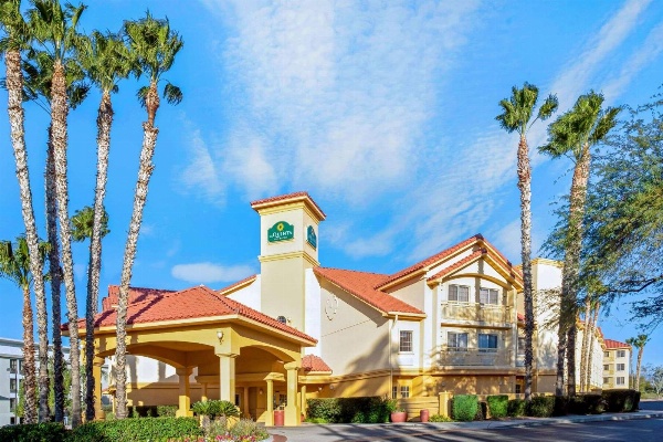 La Quinta Inn & Suites by Wyndham Tucson Airport image 1