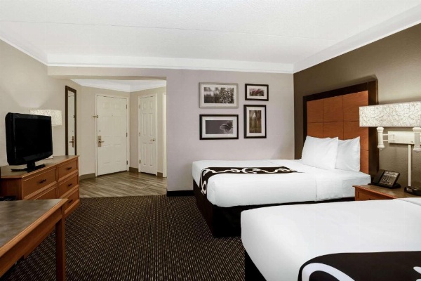 La Quinta Inn & Suites by Wyndham Tucson Airport image 10