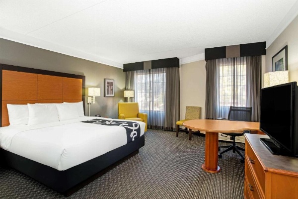 La Quinta Inn & Suites by Wyndham Tucson Airport image 11