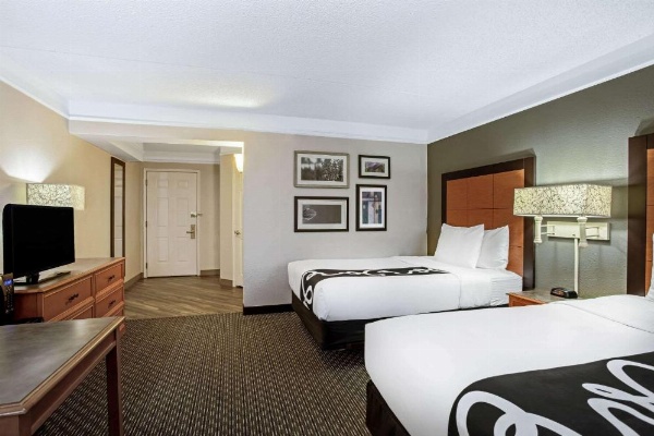 La Quinta Inn & Suites by Wyndham Tucson Airport image 12