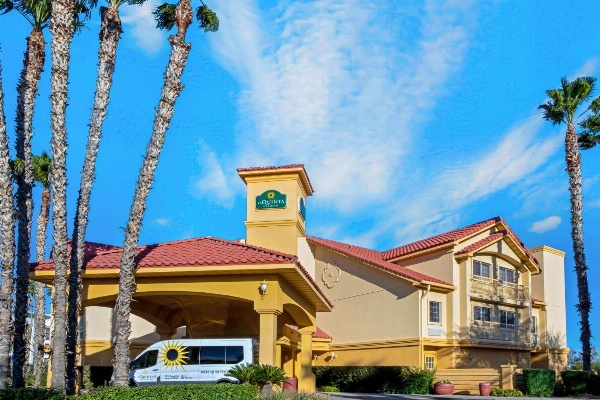 La Quinta Inn & Suites by Wyndham Tucson Airport image 2