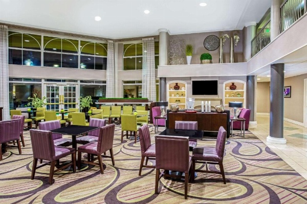 La Quinta Inn & Suites by Wyndham Tucson Airport image 28