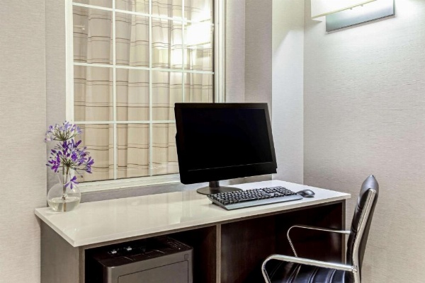 La Quinta Inn & Suites by Wyndham Tucson Airport image 30