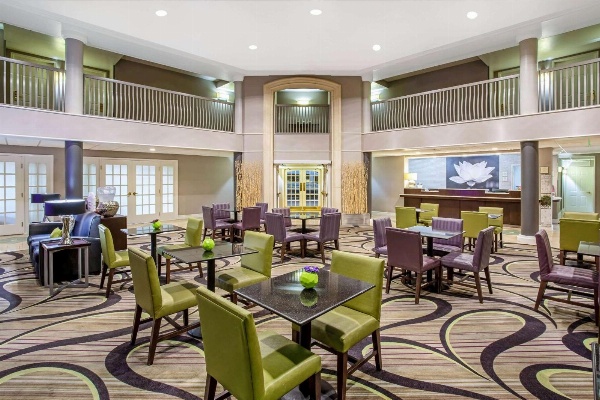 La Quinta Inn & Suites by Wyndham Tucson Airport image 6