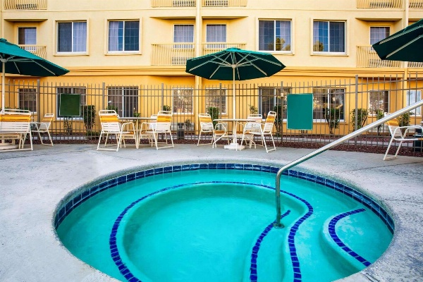 La Quinta Inn & Suites by Wyndham Tucson Airport image 7