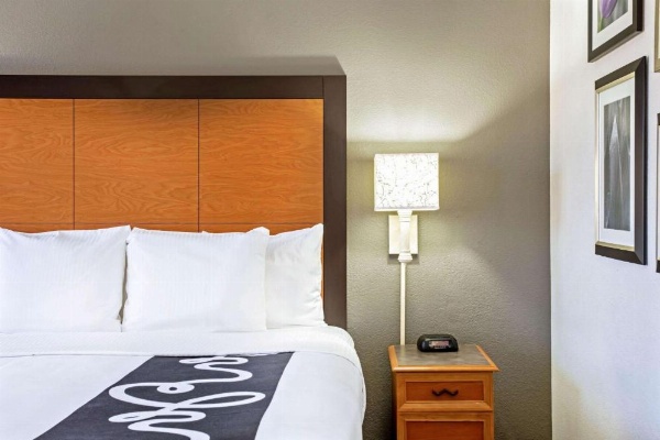La Quinta Inn & Suites by Wyndham Tucson Airport image 9